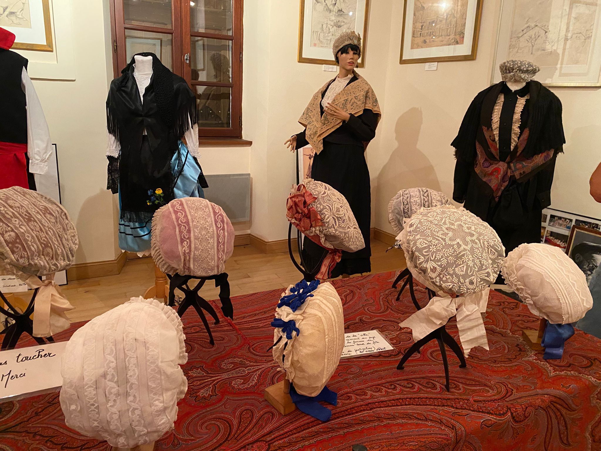60 ans - Exposition de costumes régionaux - Maison des Consuls